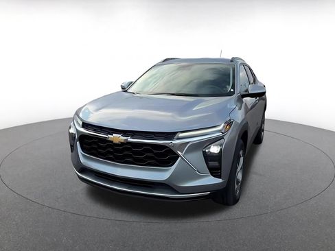Used 2025 Chevrolet Trax LT FWD image 7