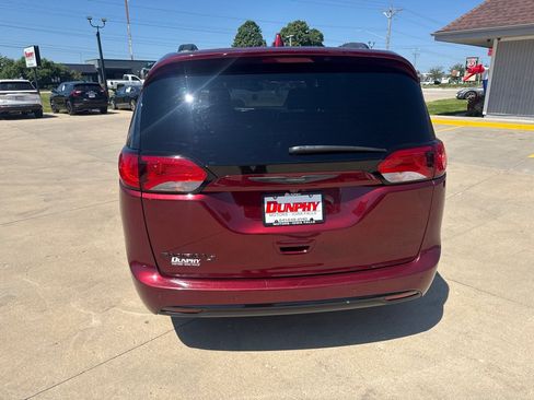 Used 2019 Chrysler Pacifica Touring-L Plus w/ S Appearance Package FWD image 4