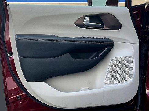 Used 2018 Chrysler Pacifica Touring-L image 18