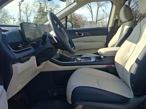 New 2026 Kia Carnival EX FWD image 9