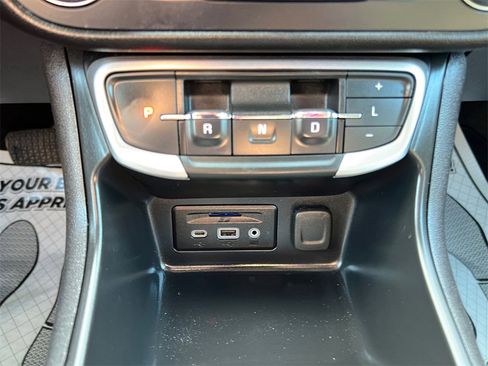 Used 2024 GMC Terrain SLT image 27