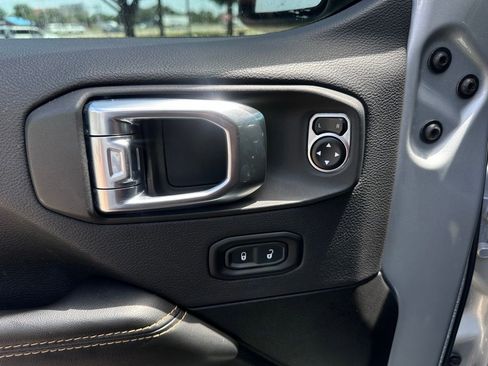 Used 2024 Jeep Wrangler Unlimited Sahara AWD/4WD image 19