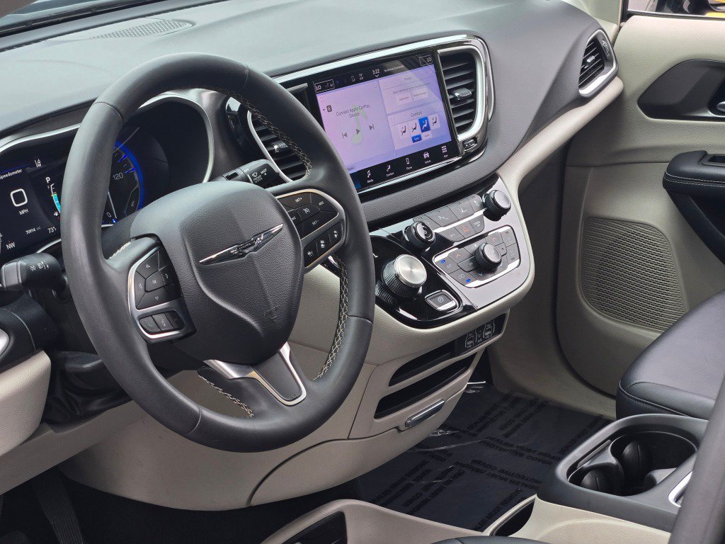 Used 2024 Chrysler Pacifica Touring-L FWD image 23