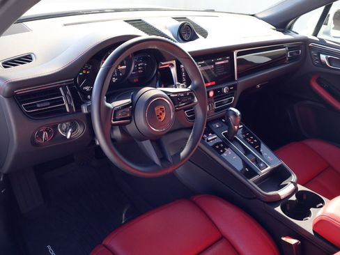 Certified 2024 Porsche Macan AWD/4WD image 4