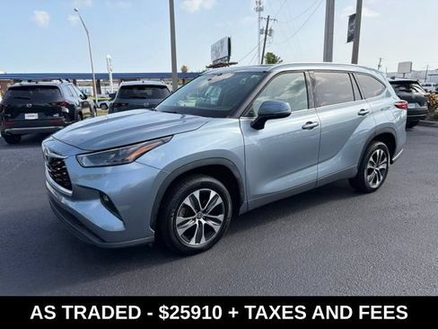 Used 2022 Toyota Highlander XLE FWD image 3