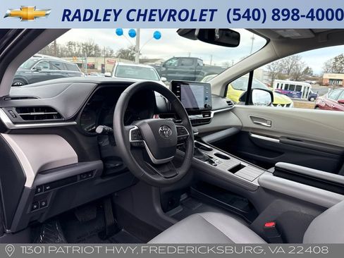 Used 2023 Toyota Sienna XLE image 3