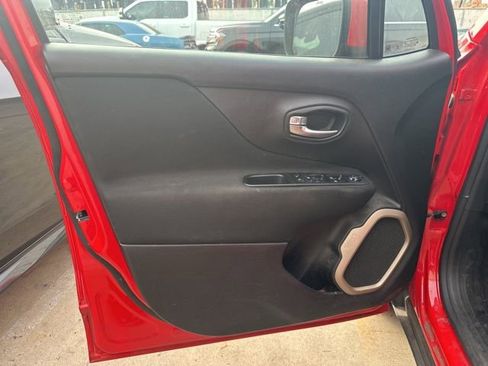 Used 2017 Jeep Renegade Latitude w/ Popular Equipment Group image 8