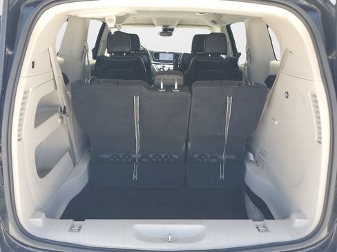 Used 2023 Chrysler Pacifica Touring-L FWD image 9