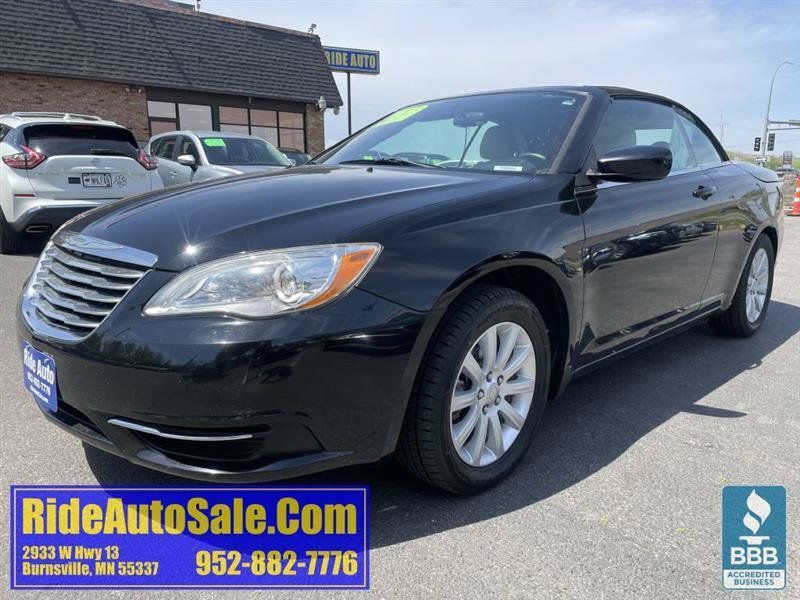 Used 2013 Chrysler 200 Touring FWD image 1