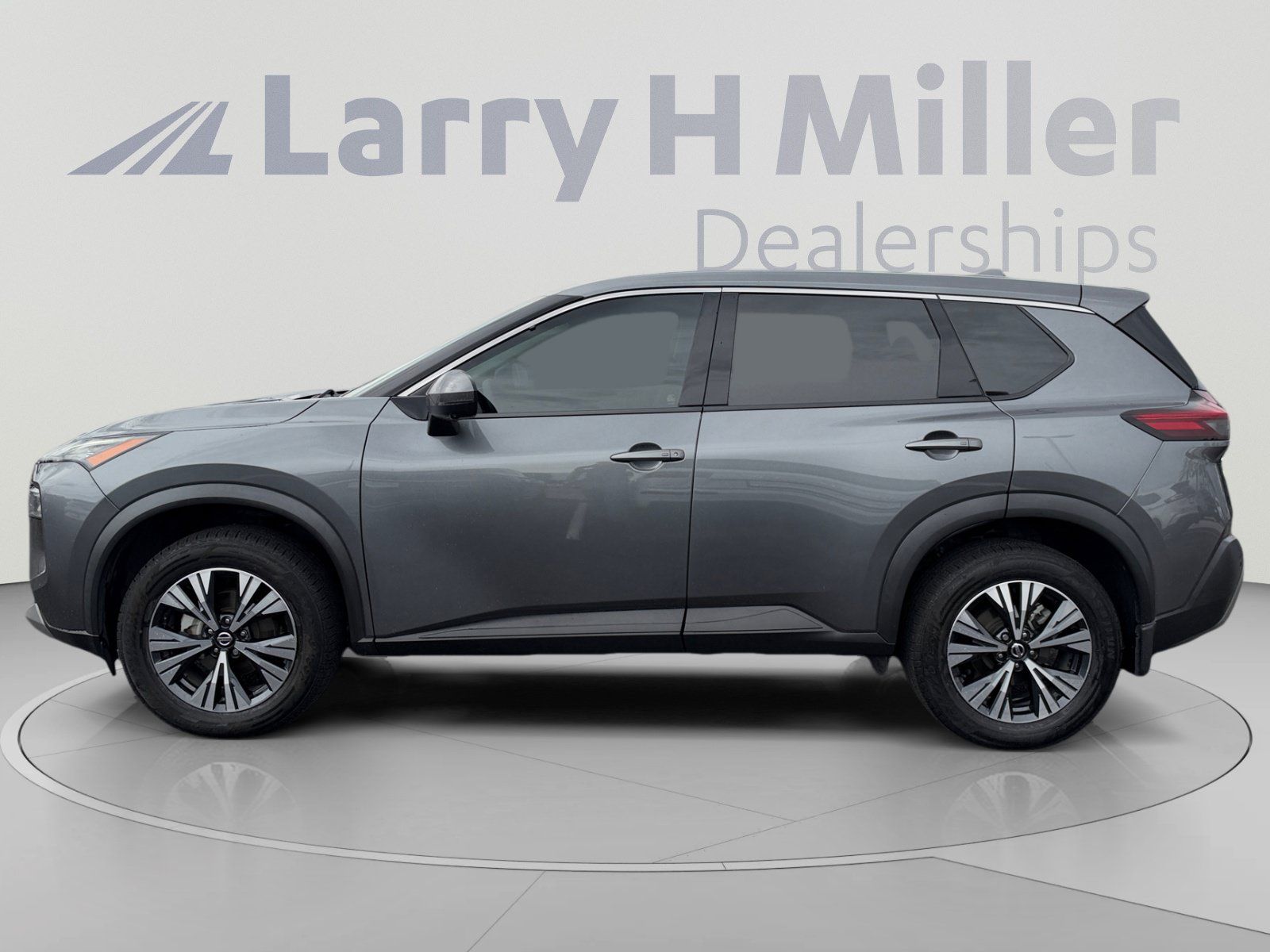 Used 2021 Nissan Rogue SV FWD image 2