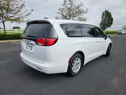 Used 2022 Chrysler Voyager LX FWD image 9