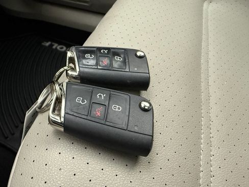 Used 2016 Volkswagen Golf SE image 16