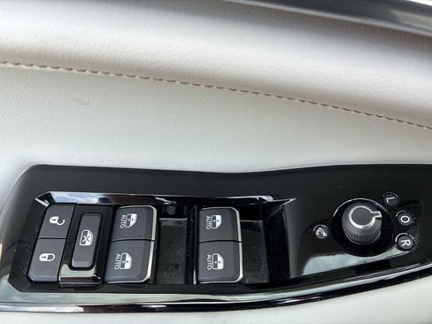 Used 2021 Jeep Grand Cherokee L Overland w/ Luxury Tech Group IV AWD/4WD image 15