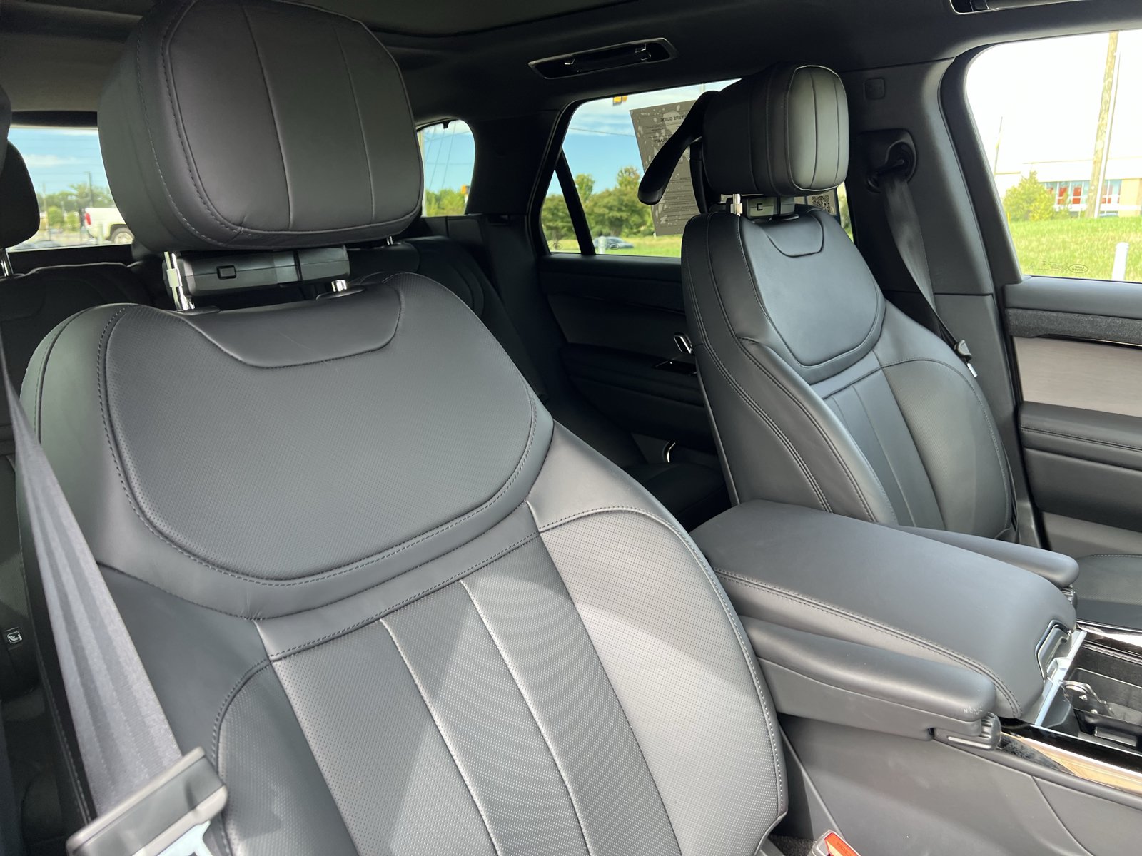 Used 2025 Land Rover Range Rover Sport SE AWD/4WD image 33