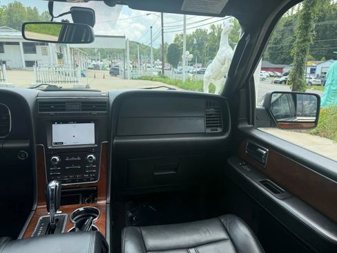 Used 2016 Lincoln Navigator L Select image 32