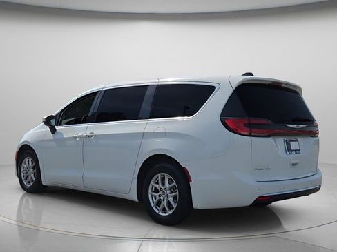 Used 2023 Chrysler Pacifica Touring-L FWD image 6