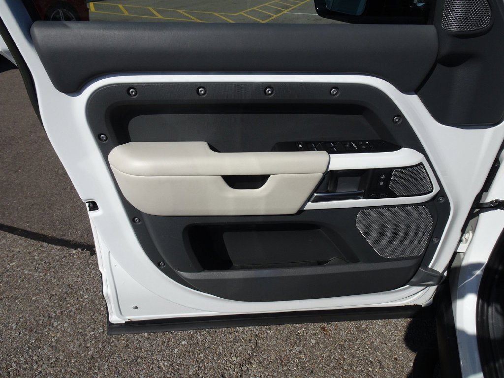 Used 2023 Land Rover Defender 130 SE AWD/4WD image 15