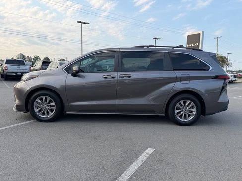Used 2022 Toyota Sienna LE FWD image 4