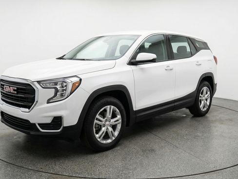 Used 2024 GMC Terrain SLE image 3