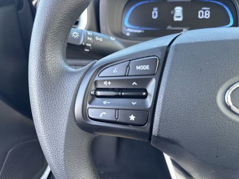 Used 2025 Hyundai Venue SE image 14