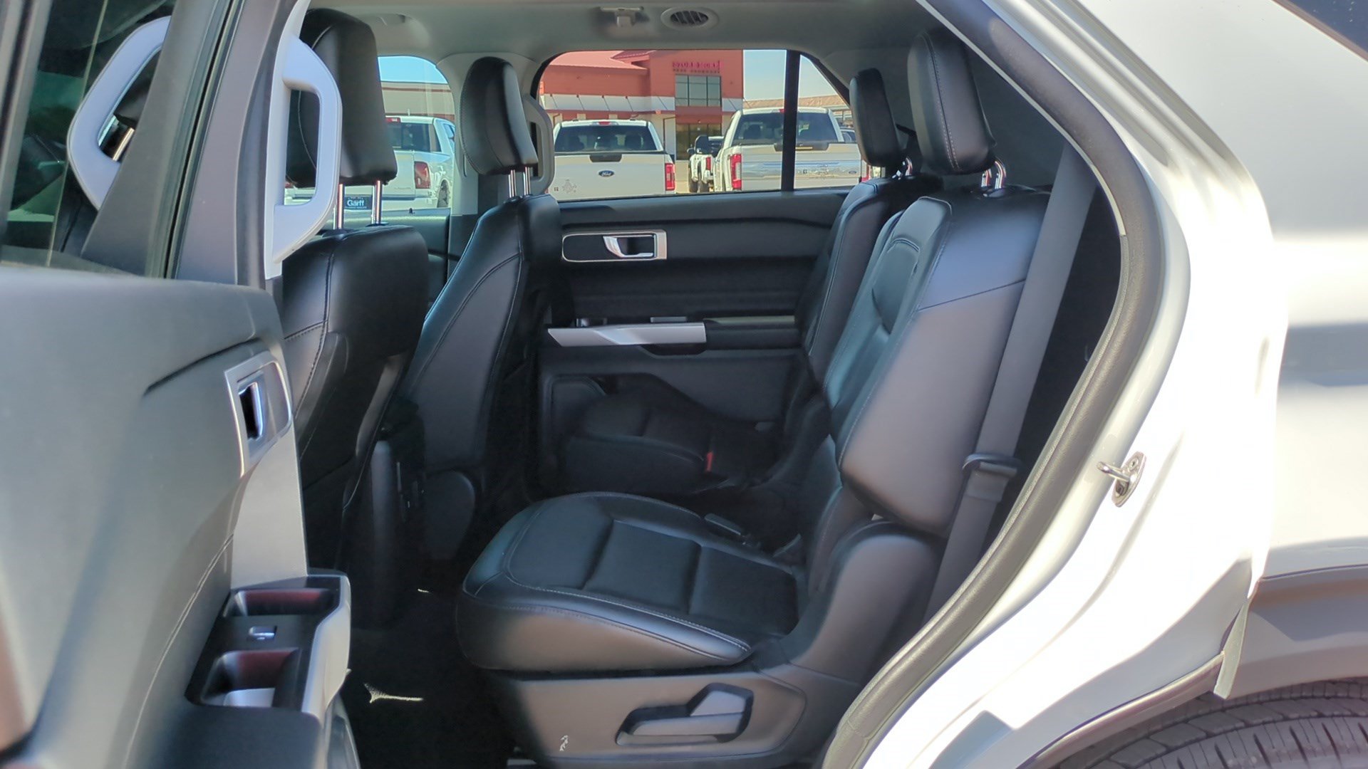 Used 2024 Ford Explorer XLT w/ Equipment Group 202A RWD image 29