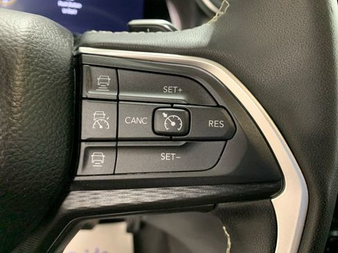 Used 2025 Jeep Grand Cherokee Altitude AWD/4WD image 13