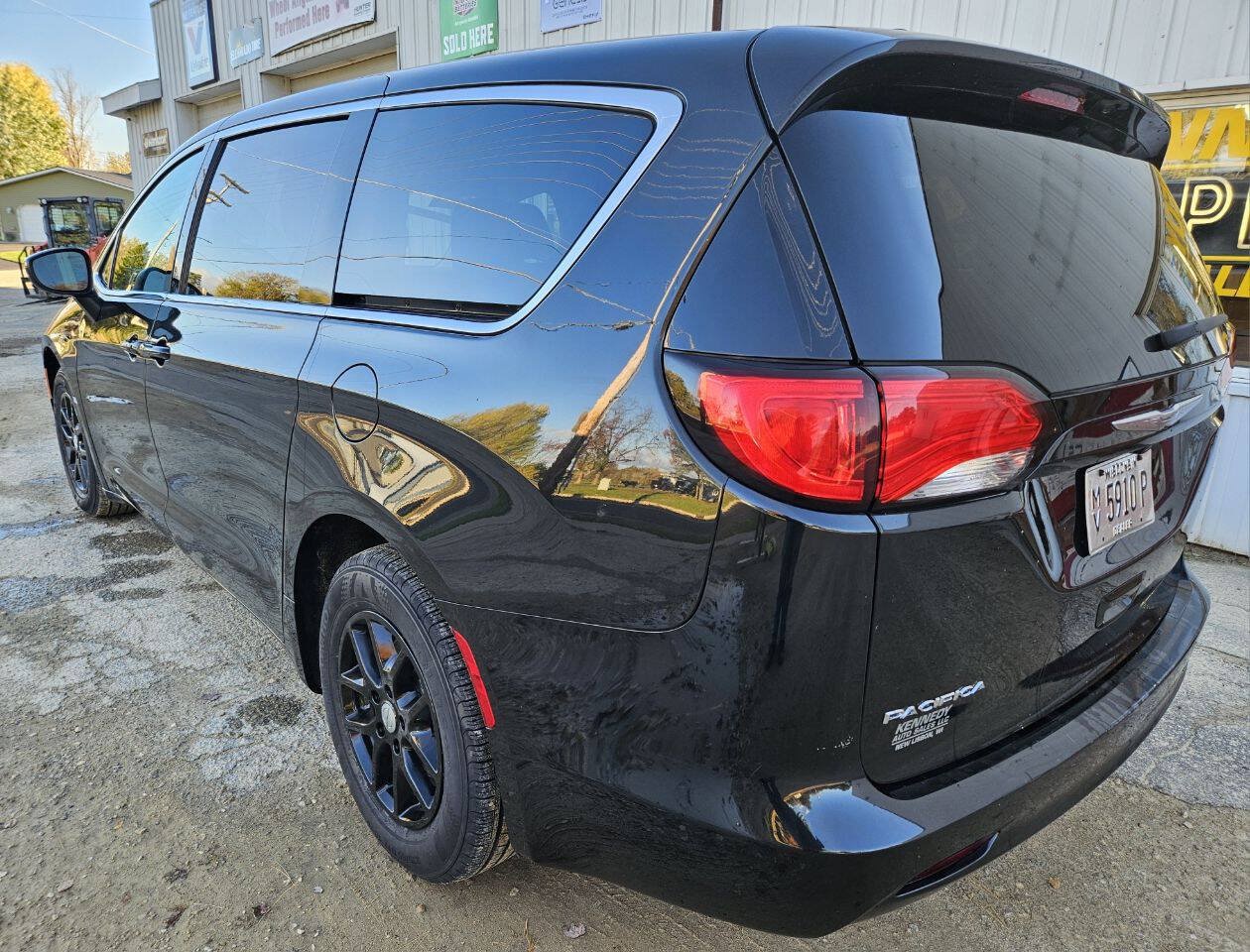 Used 2017 Chrysler Pacifica Touring FWD image 14