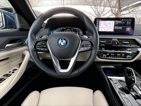Used 2023 BMW 530e w/ Executive Package image 5