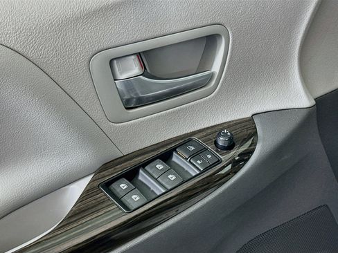 Used 2016 Toyota Sienna XLE w/ XLE Navigation Package FWD image 13