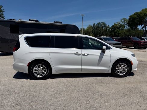 Used 2023 Chrysler Pacifica Touring-L image 7