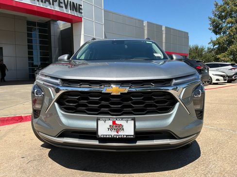 Used 2025 Chevrolet Trax LT w/ LT Convenience Package FWD image 3