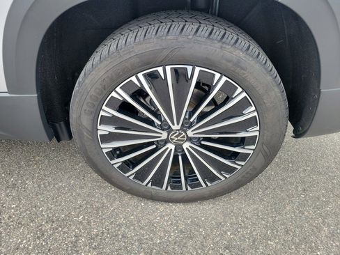 Used 2025 Volkswagen Taos SE image 27