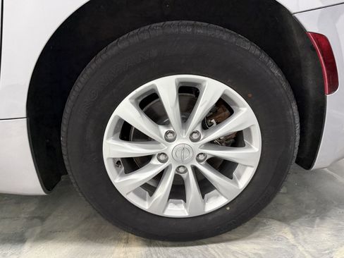 Used 2018 Chrysler Pacifica Touring-L w/ Advanced Safetytec Group FWD image 24