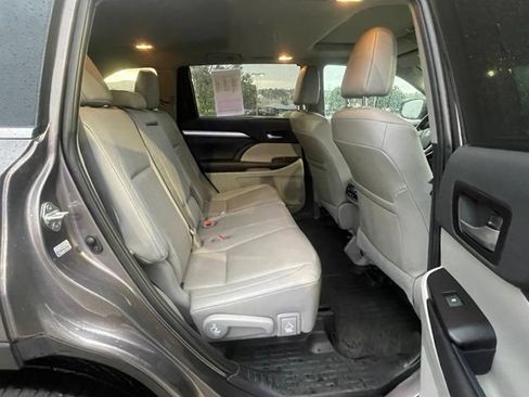Used 2019 Toyota Highlander XLE w/ Carpet Mat Package (TMS) AWD/4WD image 31