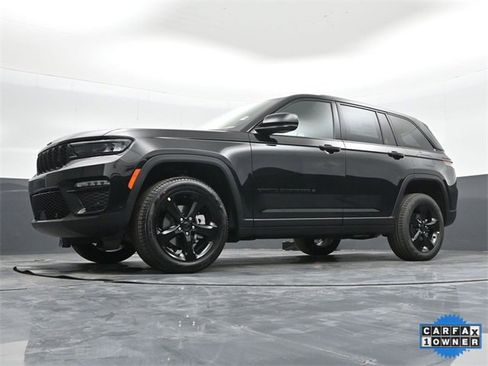 Used 2025 Jeep Grand Cherokee Limited w/ Luxury Tech Group II image 42