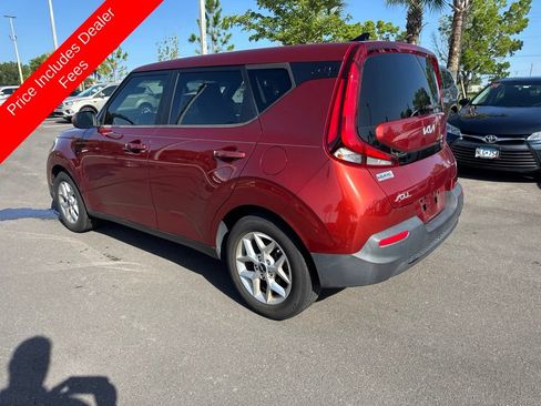 Used 2022 Kia Soul LX w/ Technology Package FWD image 3