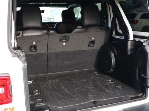 Used 2020 Jeep Wrangler Unlimited Sahara image 21