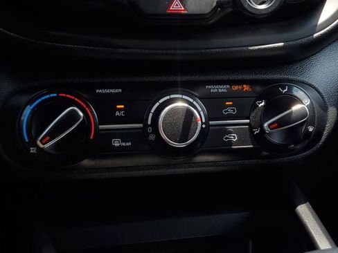 Used 2023 Kia Soul LX w/ LX Technology Package FWD image 28