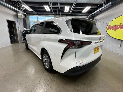 Used 2023 Toyota Sienna LE AWD/4WD image 3