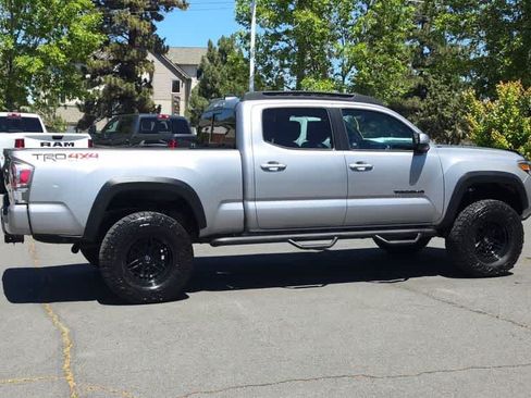 Used 2021 Toyota Tacoma TRD Off-Road w/ TRD Premium Off Road Package AWD/4WD image 9