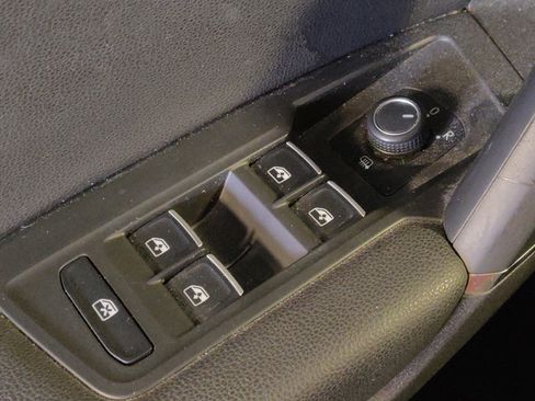 Used 2018 Volkswagen Tiguan SE image 27