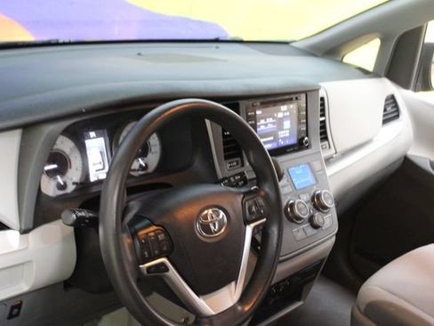Used 2020 Toyota Sienna LE FWD image 15