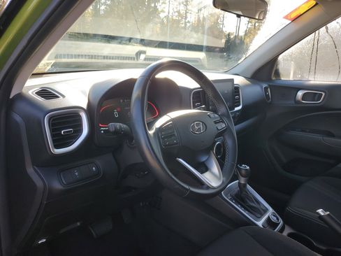 Used 2024 Hyundai Venue SEL image 16