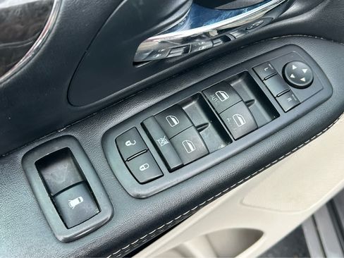Used 2016 Chrysler Town & Country Touring-L FWD image 27