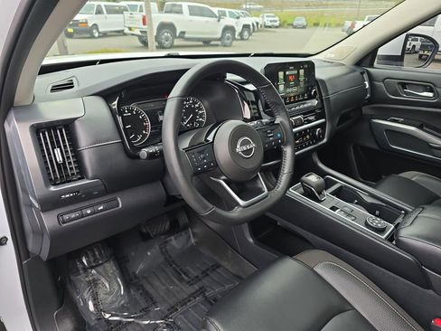 Used 2025 Nissan Pathfinder SL w/ SL Premium Package image 11
