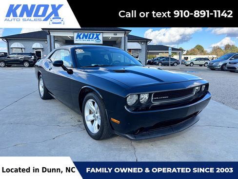 Used 2012 Dodge Challenger SXT image 1