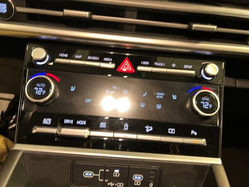 Used 2025 Hyundai Santa Fe SEL image 17