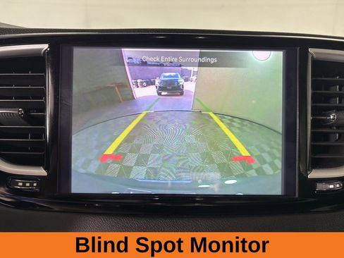 Used 2025 Chrysler Pacifica Select image 17