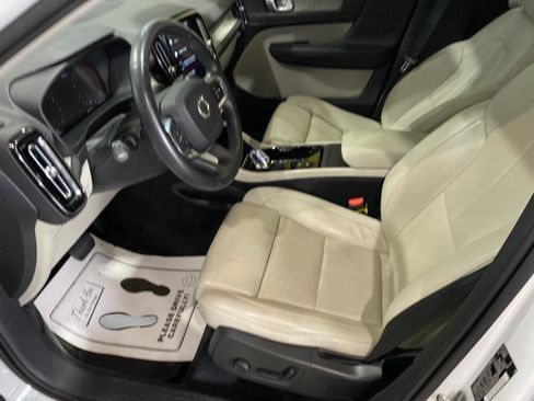 Used 2019 Volvo XC40 T4 Inscription image 8