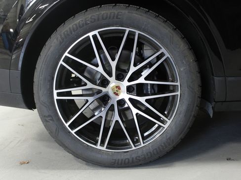 Used 2024 Porsche Cayenne image 22